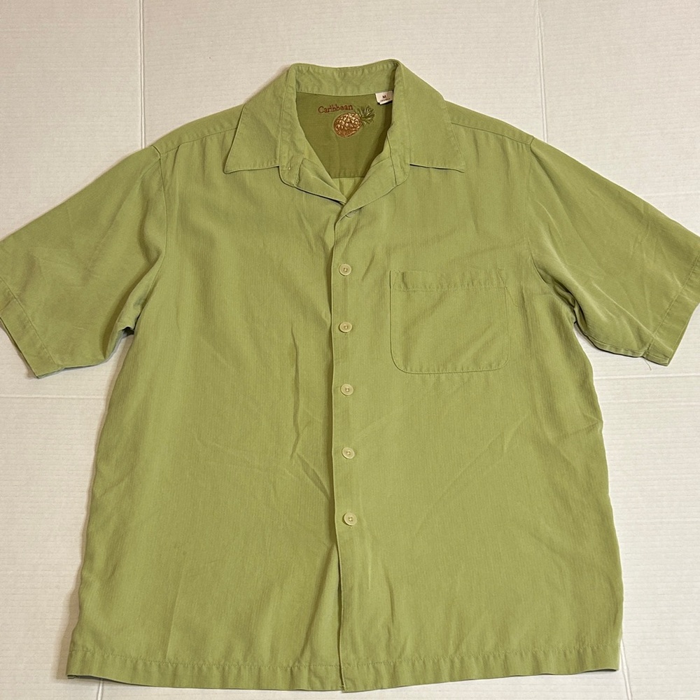 Caribbean Joe Sz Medium Light Green Casual Button Down Shirt. 70% silk